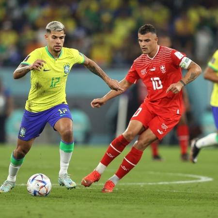 Granit Xhaka e Bruno Guimarães em ação na partida entre Brasil e Suíça, pela Copa do Mundo do Qatar - Charlotte Wilson/Getty