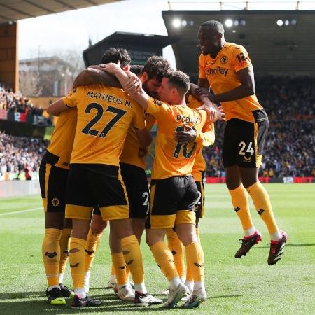 Jogadores do Wolverhampton comemoram gol sobre o Chelsea no Inglês - James Gill - Danehouse/Getty Images