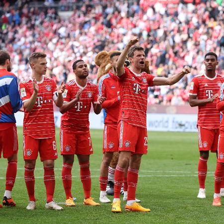 Jogadores do Bayern de Munique comemoram a vitória sobre o Hertha Berlim pelo Alemão - Alexander Hassenstein/Getty Images