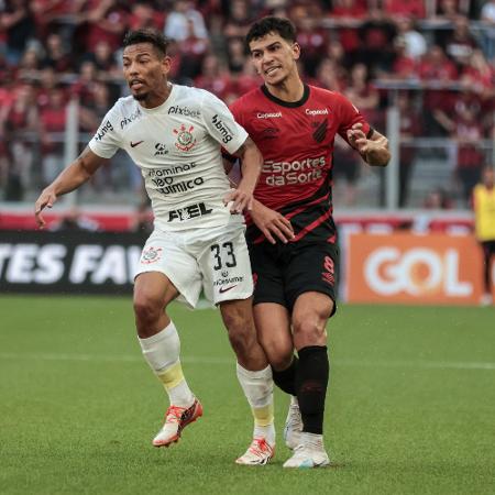 Vitor Bueno, do Athletico, diputa bola com Ruan, do Corinthians, pelo Brasileirão