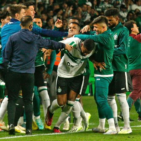 Jogadores do Coritiba comemoram gol do estreante Diogo Oliveira contra o Fluminense, pelo Brasileirão