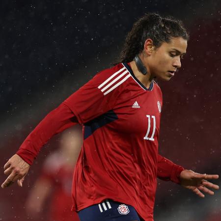 Raquel Rodriguez, da Costa Rica, usa colar que protege o cérebro durante jogo da Costa Rica contra a Escócia pela Copa do Mundo Feminina