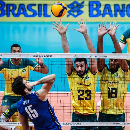 Brasil e Itália durante a disputa da última rodada do Pré-Olímpico de vôlei