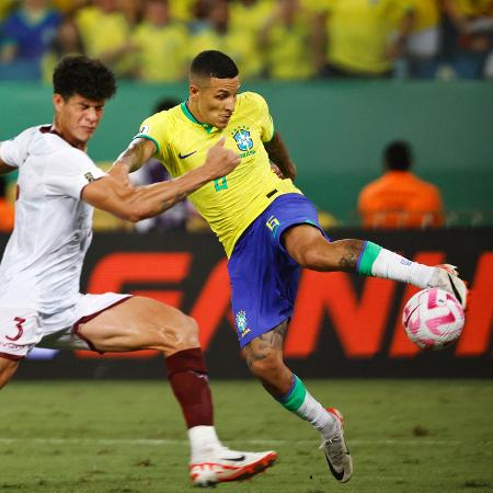 Guilherme Arana em ação pelo Brasil contra a Venezuela, pelas Eliminatórias