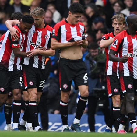 Jogadores do Brentford comemoram primeiro gol contra o Chelsea