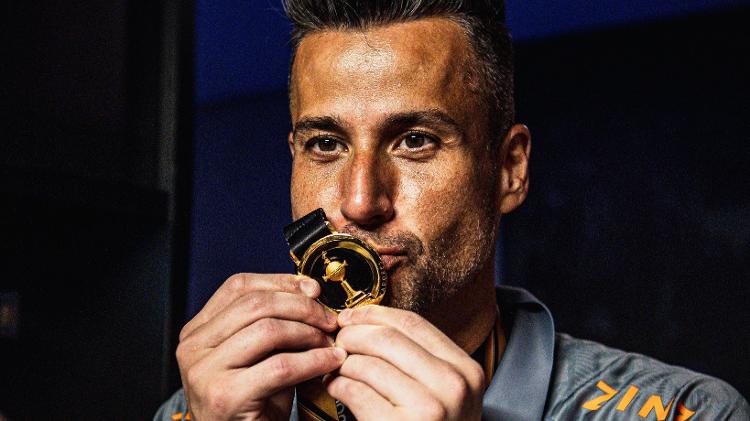 Fabio, goleiro do Fluminense, beija a medalha de campeão da Libertadores