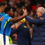 Endrick comemora com o Dorival Jr o gol da vitória do Brasil sobre a Inglaterra, em Wembley - undefined