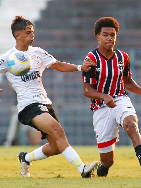 Jogadores de Corinthians e São Paulo em jogo pela Copa do Brasil Sub-17