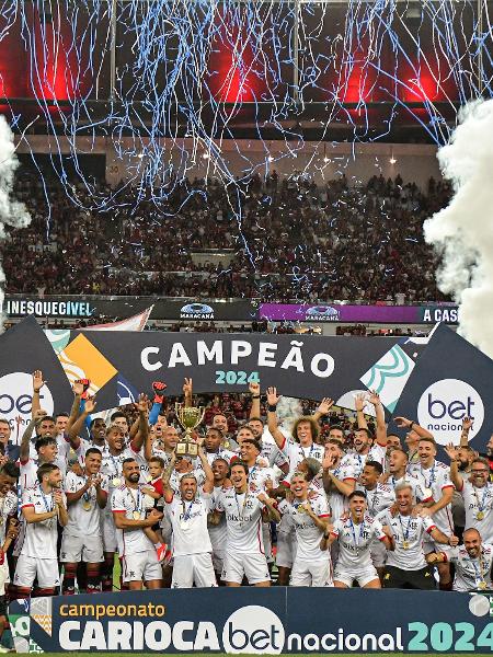 Flamengo levanta a taça de campeão carioca 2024