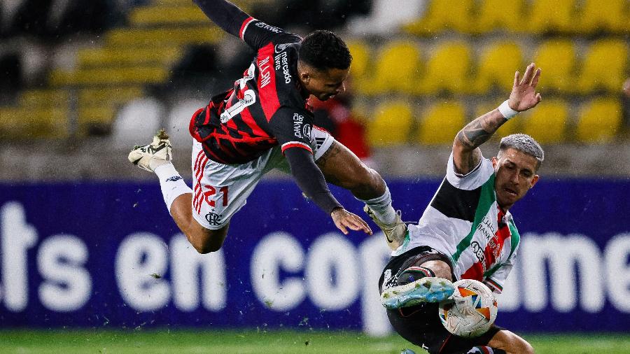 Allan, do Flamengo, disputa a bola durante jogo contra o Palestino pela Libertadores