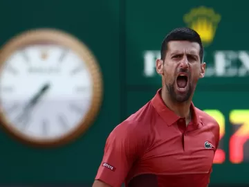 Djokovic supera dor, vira novo jogo de 4h e vai às quartas em Roland Garros