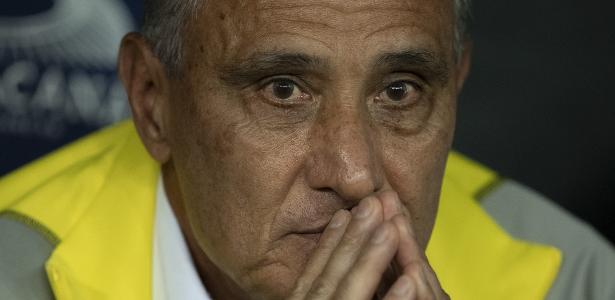 Tite solicita torcida do Flamengo apoio a Lorran durante jogo.
