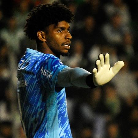 Hugo Souza, goleiro do Corinthians, teve os direitos econômicos comprados nesta terça-feira (26)