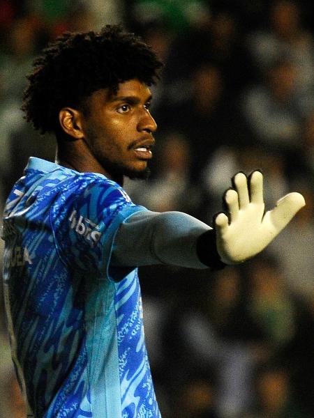 Hugo Souza, goleiro do Corinthians, em ação durante jogo contra o Juventude