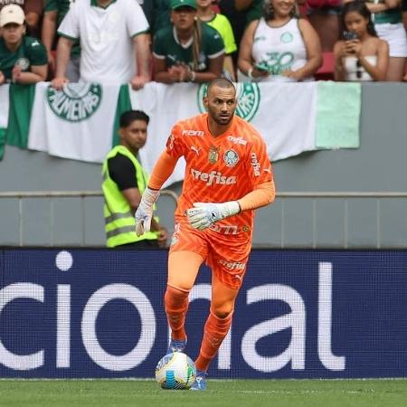 Weverton em ação pelo Palmeiras na partida contra o Vasco no estádio Mané Garrincha