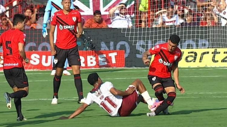 Entrada de Keno, do Fluminense, sobre Baralhas, do Atlético-GO