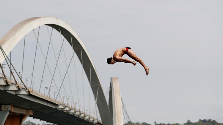 Atletas saltam da Ponte JK, em Brasília, durante Campeonato Mundial Júnior de High Diving