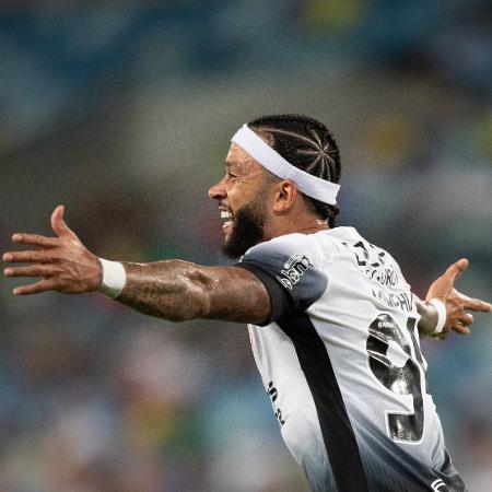 Memphis Depay, do Corinthians, comemora gol durante partida contra o Cuiabá, na Arena Pantanal pelo Brasileiro