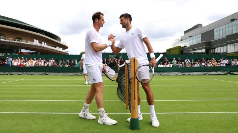 Andy Murray e Novak Djokovic treinam em Wimbledon em 2023