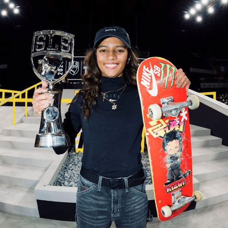 Rayssa Leal comemora o título da etapa de Tóquio (JAP) da Skate League Street (SLS).