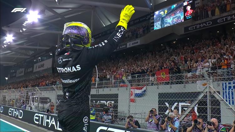 Lewis Hamilton acena para torcida no GP de Abu Dhabi, a última prova pela Mercedes