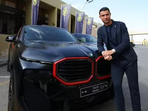 Cristiano Ronaldo ganha carro de luxo avaliado em R$ 1,2 milhão; veja