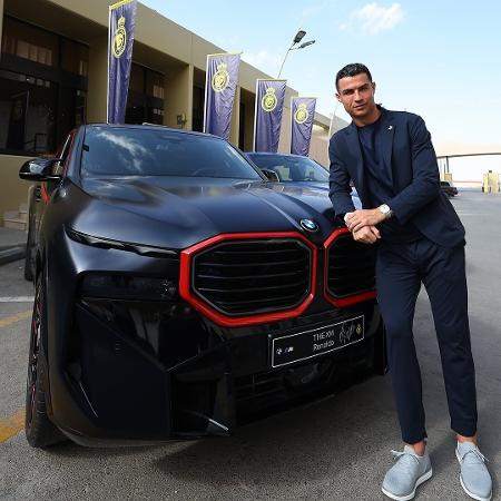 Cristiano Ronaldo e sua BMW, presente de patrocinador do Al-Nassr