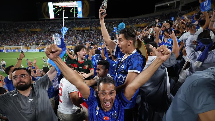 Torcedores do Al Hilal comemoram a classificação às quartas de final do Mundial de Clubes Torcedores do Al Hilal comemoram a classificação às quartas de final do Mundial de Clubes