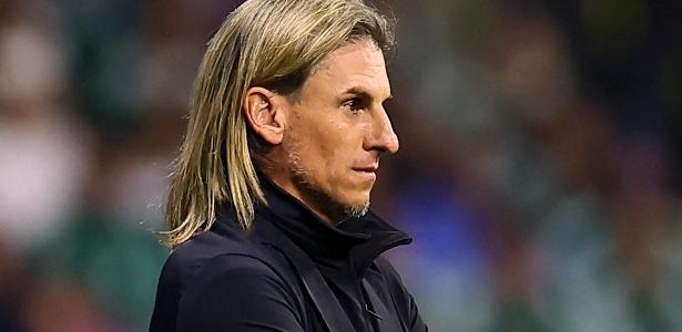 Jornais do Equador especulam saída de Beccacece, que usa tom de despedida