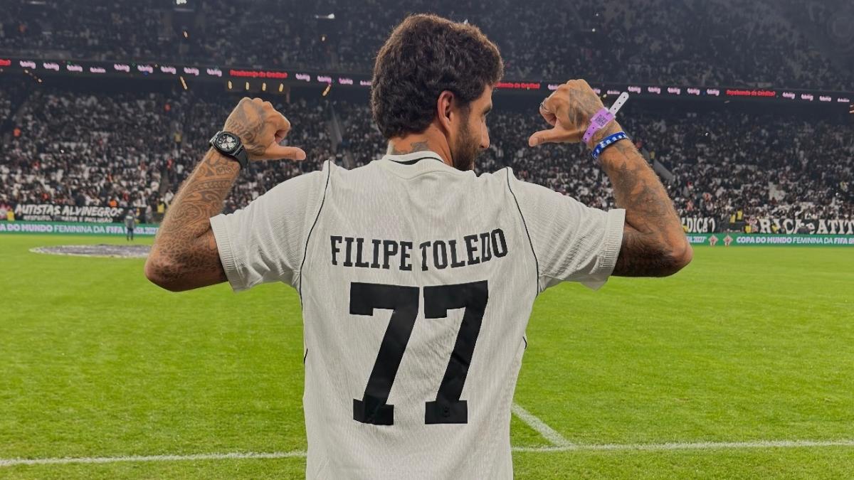 Filipe Toledo recebe homenagem do Corinthians antes de vitória contra Remo