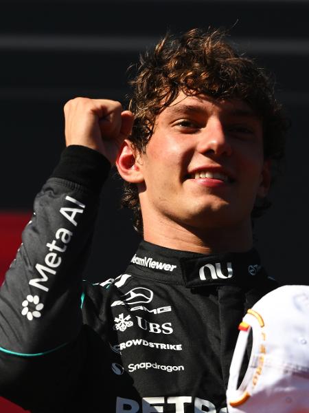 O vencedor da corrida, Andrea Kimi Antonelli, da Itália e da equipe Mercedes AMG Petronas F1, comemora no pódio durante o Grande Prêmio da Espanha de Fórmula 1 em Madring