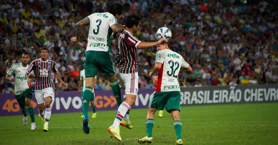 Fred e Victor Ramos disputam bola no confronto entre Fluminense e Palmeiras, válido pela 26ª rodada do Campeonato Brasileiro