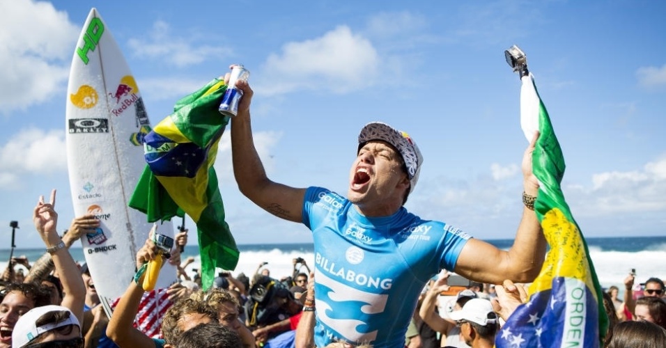 Mineirinho comemora após assegurar o título do Mundial de surfe