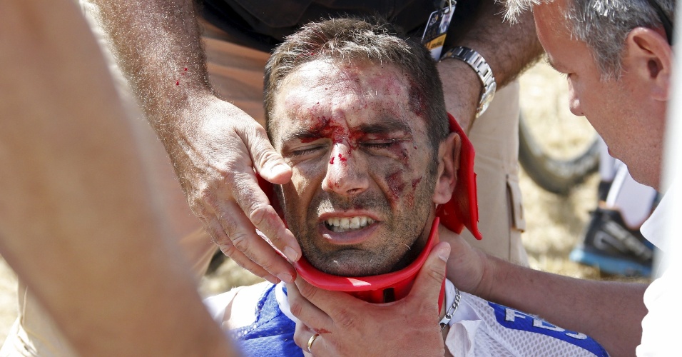 06.jul - Francês William Bonnet recebe tratamento médico após queda, durante a terceira etapa do Tour de France, na Bélgica