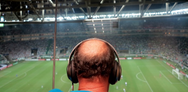 José Silvério, da rádio Bandeirantes, transmite Palmeiras x Nacional no Allianz Parque - Adriano Wilkson/UOL - Adriano Wilkson/UOL
