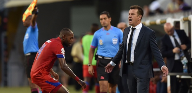 Técnico Dunga orienta seleção brasileira à beira do gramado no jogo contra o Haiti - Hector Retamal/AFP Photo - Hector Retamal/AFP Photo