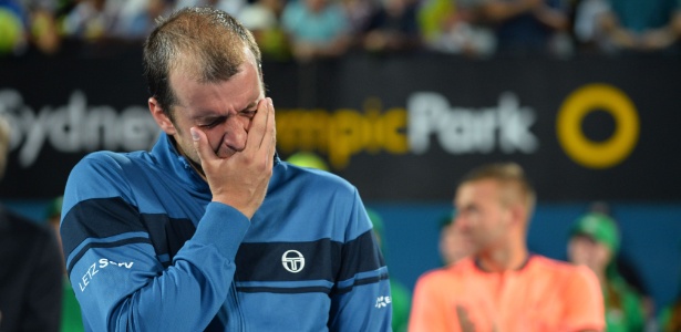 Gilles Muller chora ao vencer ATP 250 de Sydney, o primeiro após 16 anos de carreira - AFP PHOTO / Peter PARKS 