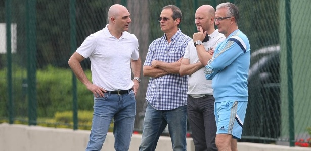 Galiotte e Genaro Marino conversam com Dorival e o então gerente Omar Feitosa em 2014 - Cesar Greco/Ag. Palmeiras/Divulgação - Cesar Greco/Ag. Palmeiras/Divulgação