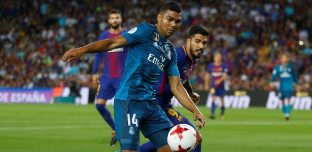 Casemiro e Suárez disputam a bola em clássico entre Barcelona e Real Madrid - Juan Medina/Reuters - Juan Medina/Reuters