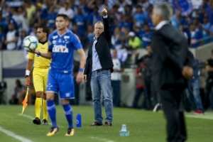 Mano destaca comprometimento e critica arbitragem em triunfo do Cruzeiro