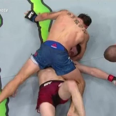 Ricky Simon aplica guilhotina em Merab Dvalishvili no UFC Atlantic City - Reprodução de TV/Combate