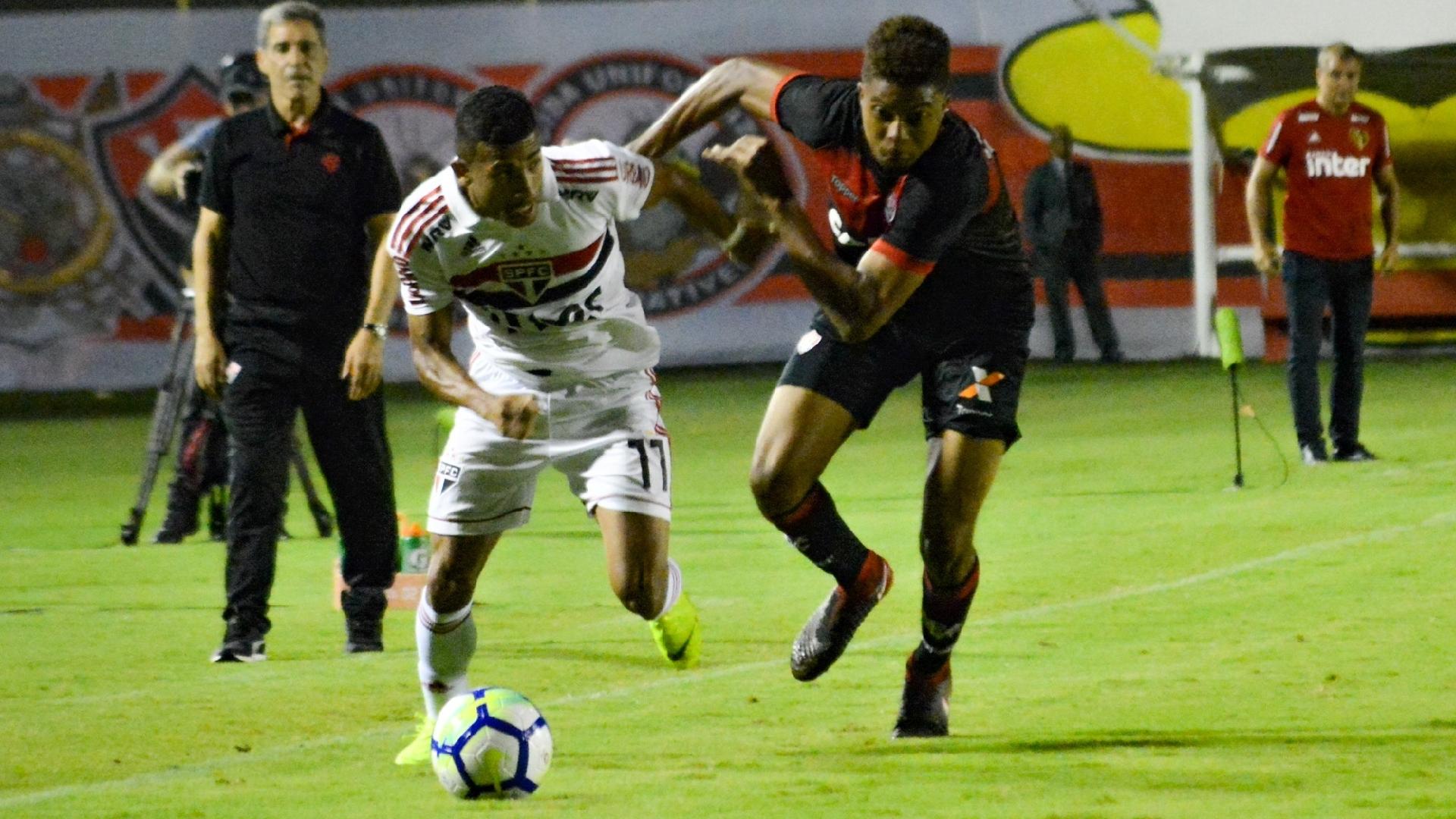 Rojas disputa bola com Lucas Ribeiro durante jogo entre São Paulo e Vitória