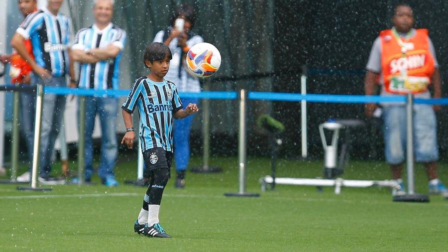 Manu era destaque na Escola de Futebol do Grêmio e recebeu convite para treinar no CT do Barcelona - Divulgação/Grêmio FBPA 