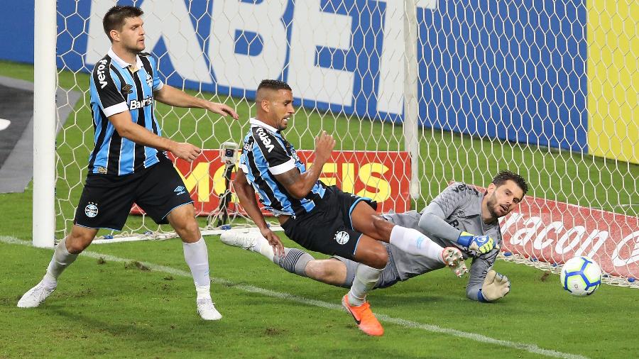 Goleiro Júlio César faz defesa na partida entre Grêmio e Fluminense - Pedro H. Tesch/AGIF
