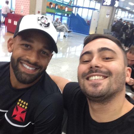 Fellipe Bastos e Juninho em encontro inesperado em aeroporto: viajaram no mesmo voo e lado a lado - Arquivo Pessoal - Arquivo Pessoal