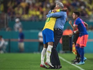 Neymar e Tite se abraçam após o gol do camisa 10 contra a seleção colombiana - Pedro Martins / MoWA Press - Pedro Martins / MoWA Press
