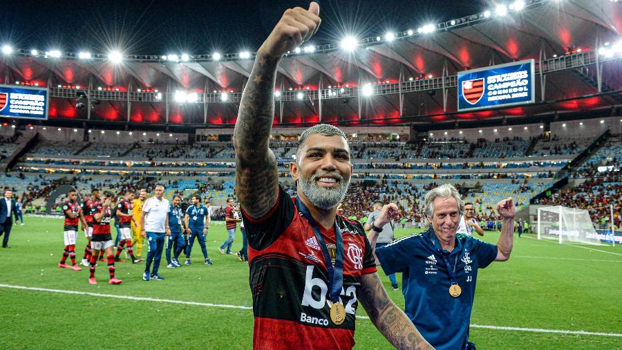 Gabriel comemora com o torcedor do Flamengo e é imitado por Jorge Jesus - Marcelo Cortes / Flamengo