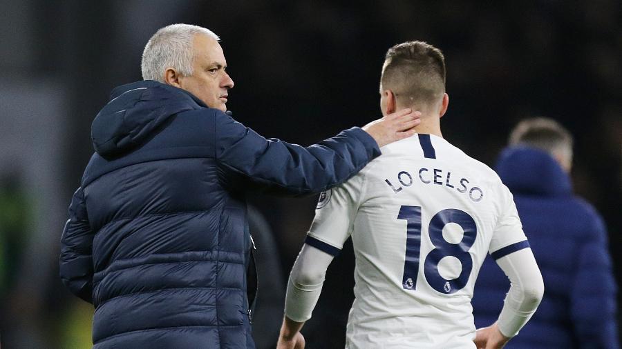 Mourinho cumprimenta Lo Celso durante a partida do Tottenham contra o Burnley pelo Campeonato Inglês - Rich Linley - CameraSport via Getty Images