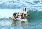 Caio Vaz e Isabella Santoni dão aula de surfe para irmã da atriz no Rio - Rodrigo Adao / AgNews