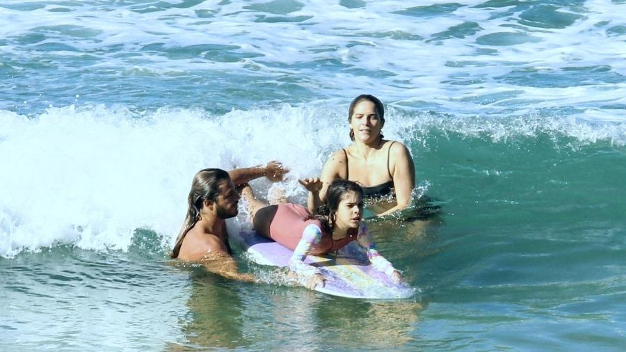 Surfista Caio Vaz e atriz Isabella Santoni ensinam Nina Santoni a surfar - Rodrigo Adao / AgNews